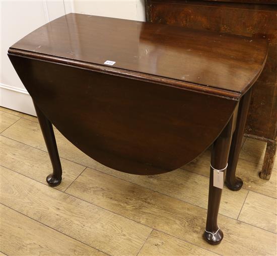 A Georgian mahogany drop leaf table W.90cm